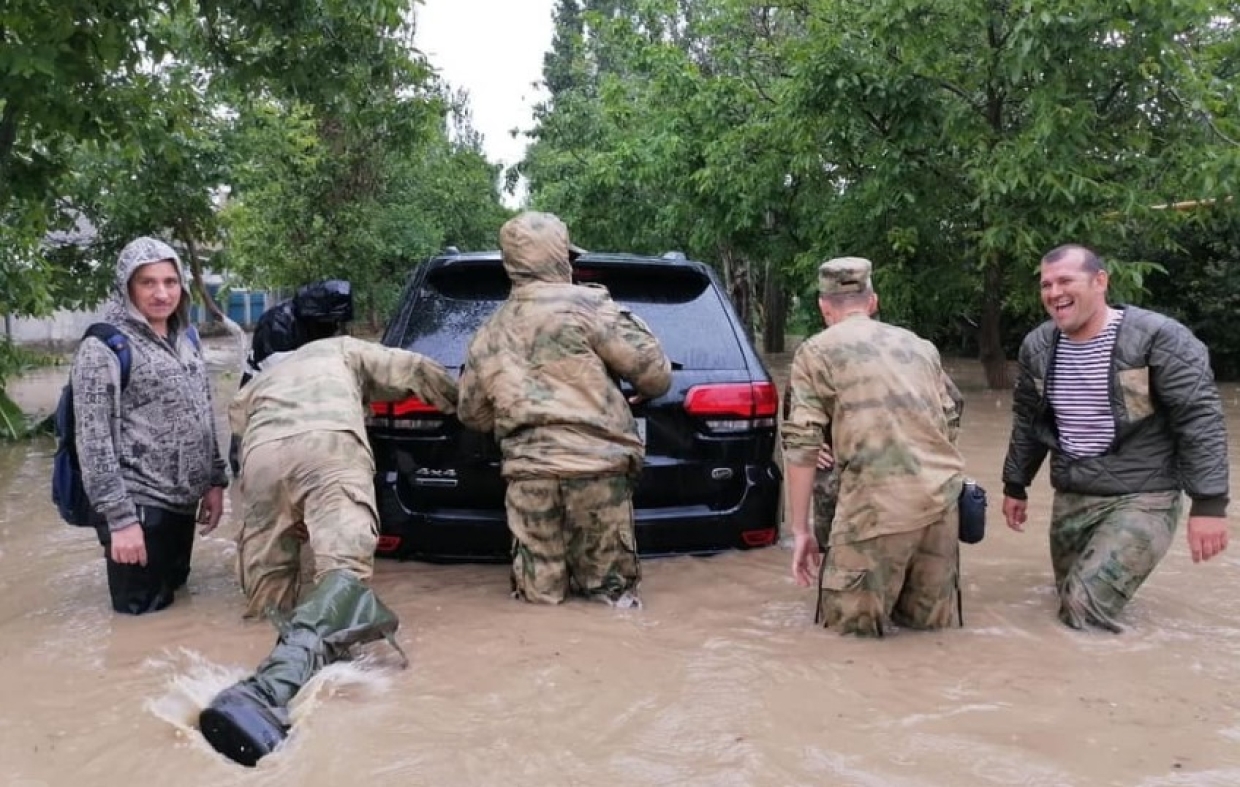 Почти два метра воды: жители Керчи рассказали о прорыве дамбы водохранилища