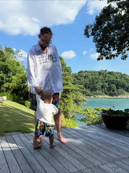 Жена Александра Петрова Виктория снялась в бикини на отдыхе с мужем и сыном Петров, Виктории, Александра, сыномВиктория, Александр, Виктория, ПетроваВиктория, ПетроваСын, Викторией, Милославская, Петровы, ПетроваАлександр, женой, Петрова, актёра, экстремистской, Женитьба, расставании, объявляли, масштабную