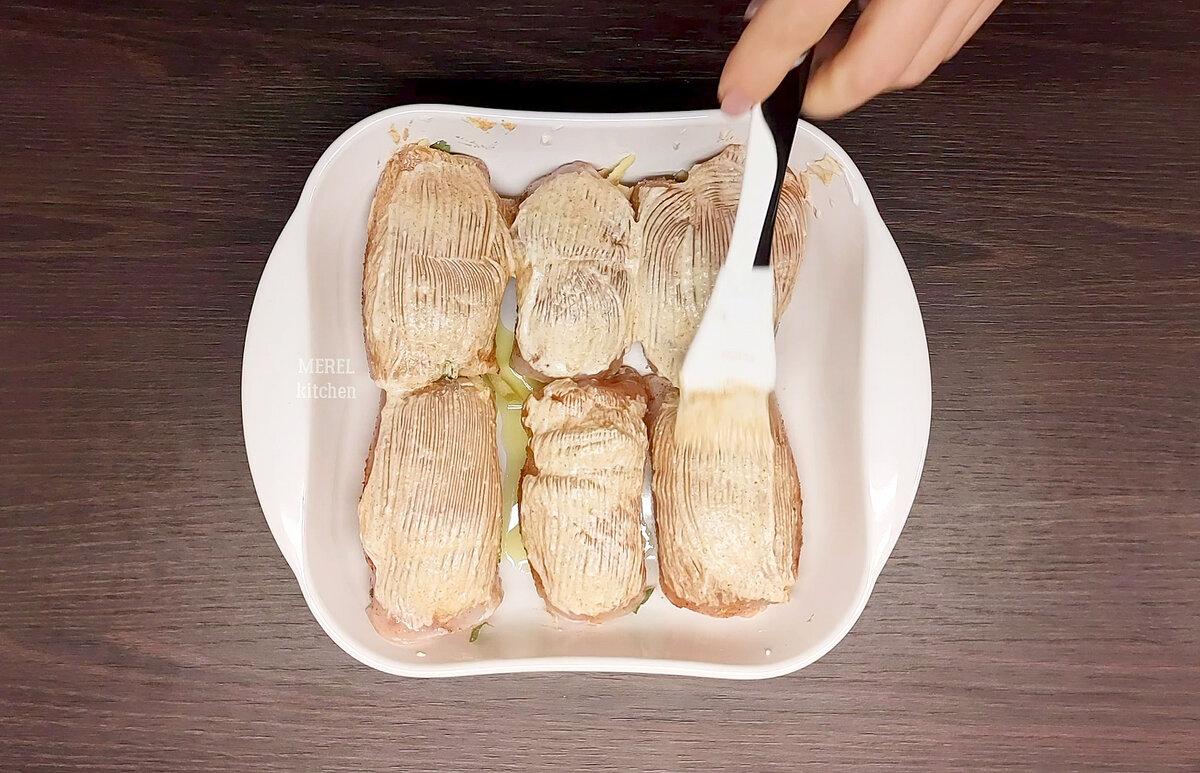 Впервые я попробовала такие вкусные рулетики у подруги в гостях, мне они так понравились, что я решила сразу приготовить так же дома для своей семьи.-10