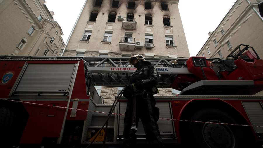 В Подмосковье загорелась кровля швейной фабрики на площади 3 тыс. кв. м