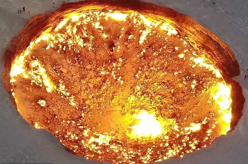 Дрон снял удивительное видео кратера по прозвищу «Дверь в преисподнюю», горящего более 40 лет природа