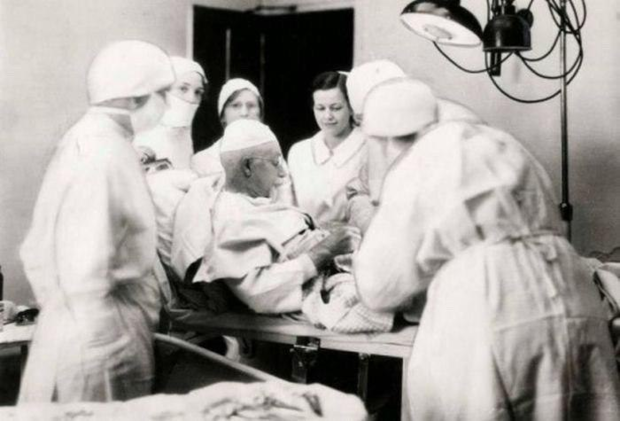 5 невероятных историй о людях, которым пришлось делать операцию самим себе врачи,истории из жизни,история,медицина