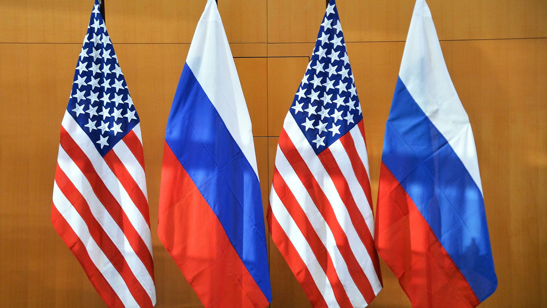 Государственные флаги России и США во время двусторонних переговоров по безопасности между США и Россией в Женеве - РИА Новости, 1920, 08.02.2022