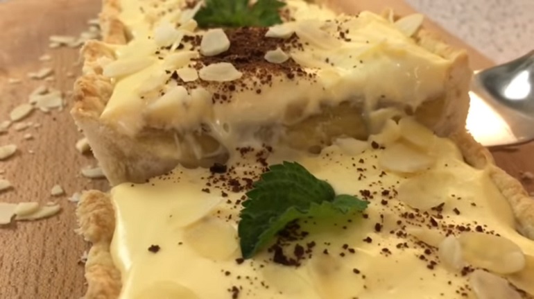 Пирог с заварным кремом и начинкой из ревеня: изумительный десерт