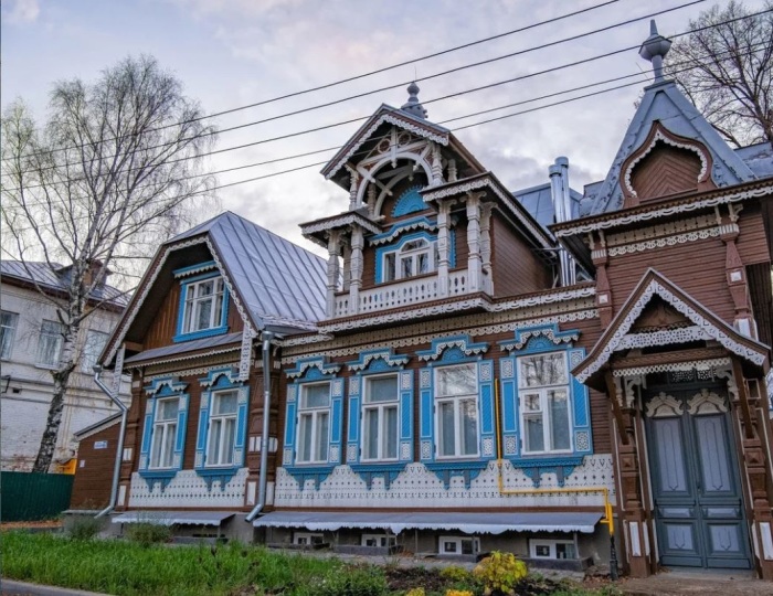 Какие секреты хранит купеческий терем XIX века в Нижнем Новгороде и как он сохранился до наших дней Смирнова, деревянный, «теремка», здесь, деревянное, здание, губернатор, реплика, настолько, президента, занялись, построили, крыши, наличники, когда, очень, характерны, псевдорусском, который, «сказочный