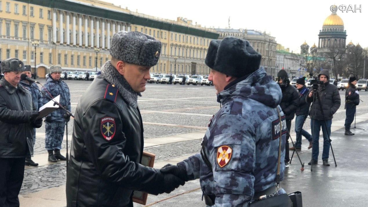 Строевой смотр подразделений правопорядка прошел на Дворцовой площади в Петербурге