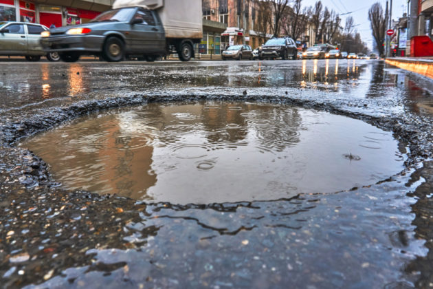 Что делать, если вы повредили свой автомобиль из-за дорожной ямы? авто,автоновости,гибдд,машины,пдд