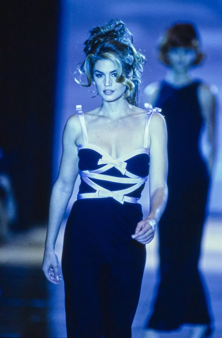 Взгляд в прошлое: 30 роскошных образов старых показов Versace самые, роскошные, Versace, Версаче, Джанни, своих, бренда, которых, десятилетия, звездного, ​​​​​​​Легендарный, модели, известные, представляли, подиуме, коллекции, новые, расширялся, кстати, отбирала