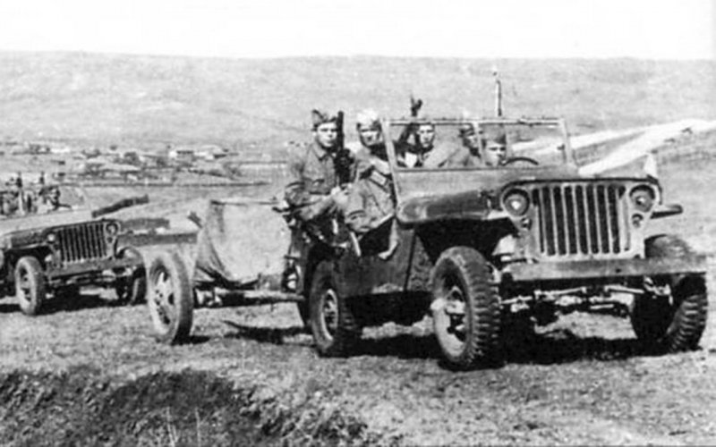 Виллисы буксируют 45-мм пушки. Закавказский фронт, сентябрь 1942 года