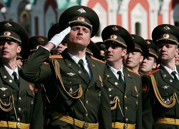 Почему солдаты, отдавая честь, подносят руку к виску? Почему солдаты, отдавая честь, подносят руку к виску? история,интересное,былые времена,альтернатива,история