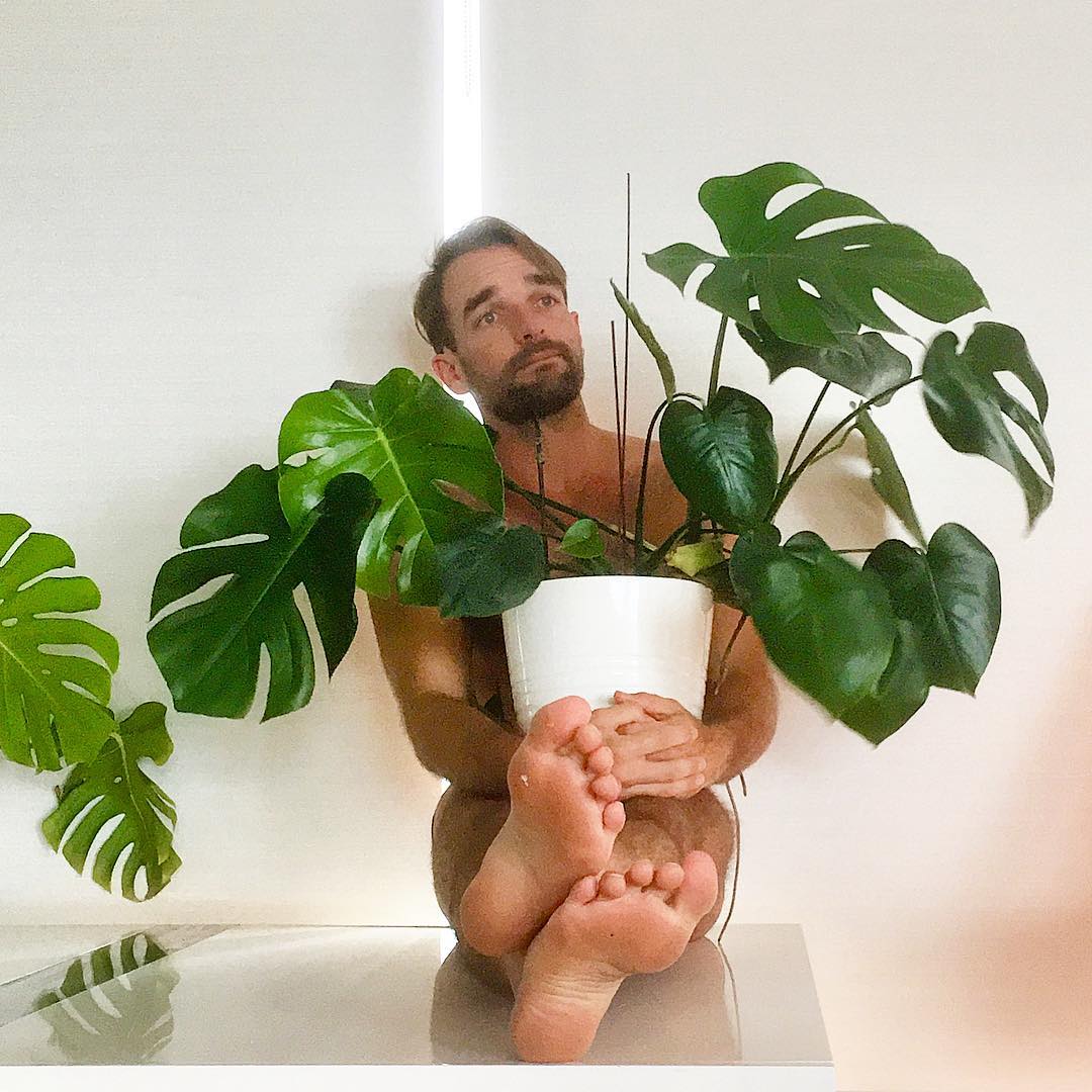 Популярный Instagram-аккаунт «Boys with Plants», где полуголые мужчины позируют с растениями 