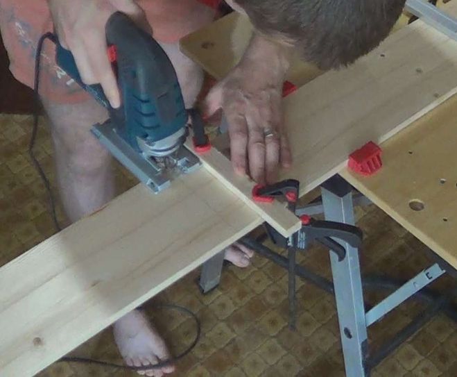 Почему пилку лобзика уводит в сторону и как сделать идеальный рез ДСП без скола краев