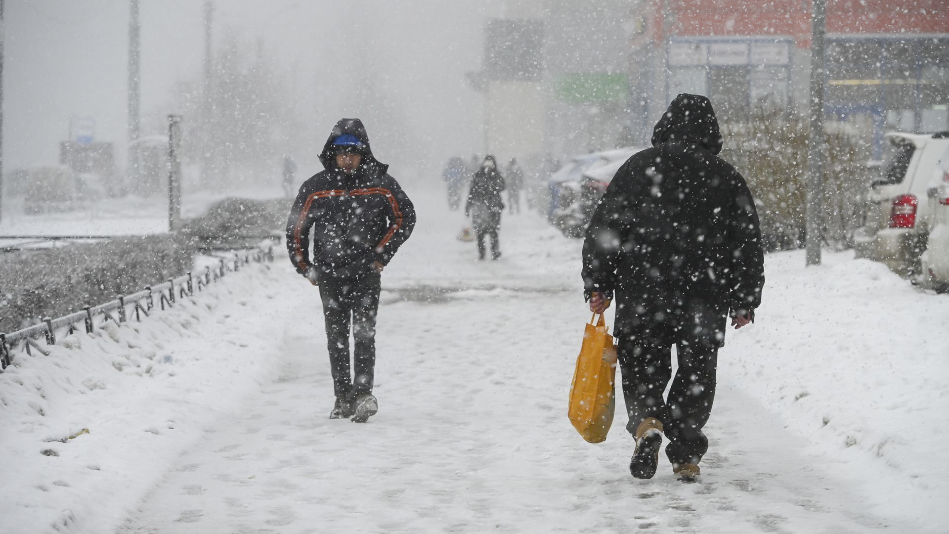 Дорога на работу стала испытанием для петербуржцев из-за выпавшего снега