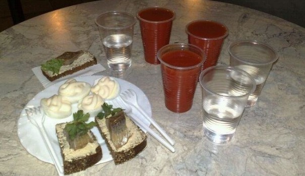 Чем закусывали водку в рюмочных в СССР? Чем закусывали водку в рюмочных в СССР? рюмочных, водки, закуску, копеек, питейных, стоила, винегрет, сосиски, селедкой, бутерброд, выпить, закуски, практически, думаете, некоторых, готовлю, закуской, годов, стоил, заведениях