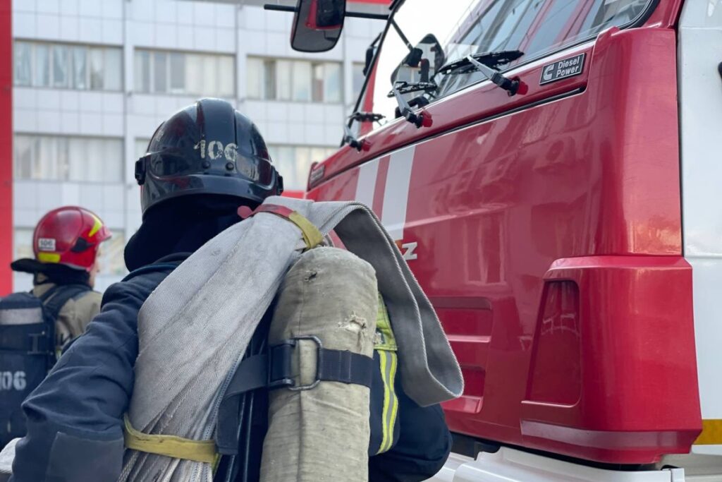 К тушению склада в Балашихе подключили вертолеты