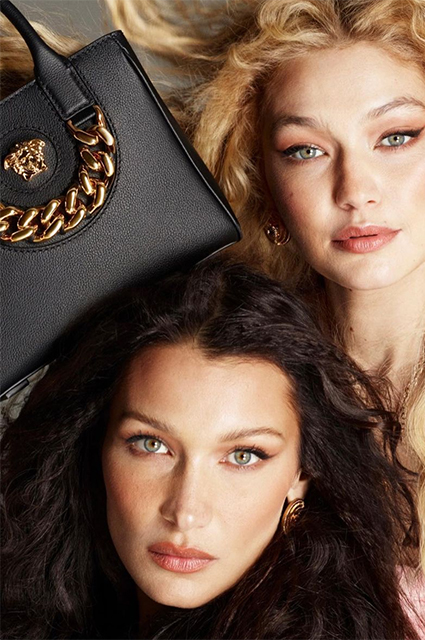 Белла и Джиджи Хадид снялись в новой кампании Versace, посвященной сестринству Versace, Донателла, Версаче, 1990х, Хадид, Джиджи, Ауэрман, которые, рекламе, Шиффер, также, кампании, Бренд, полюбившиеся, модницам, яркие, туфли, образы, весеннелетней, Дополняют