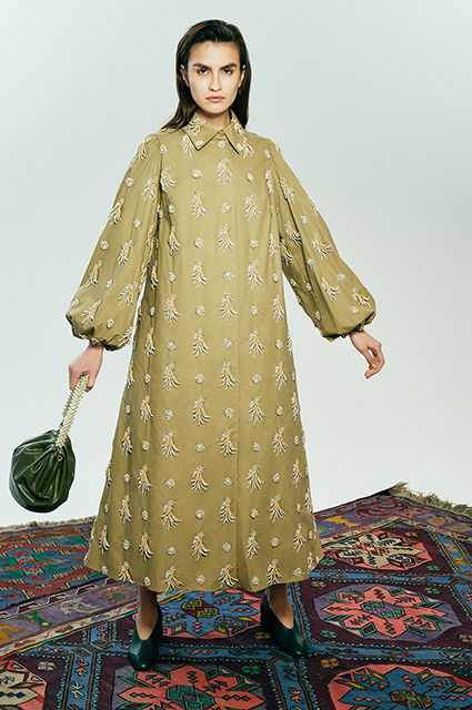 Ближний Восток, полосатые платья, кислотные футболки: смотрим новые лукбуки Лукбук