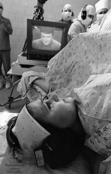 Любовь Грабовская на операционном столе перед операцией, к телевизору уже подключен Анатолий.