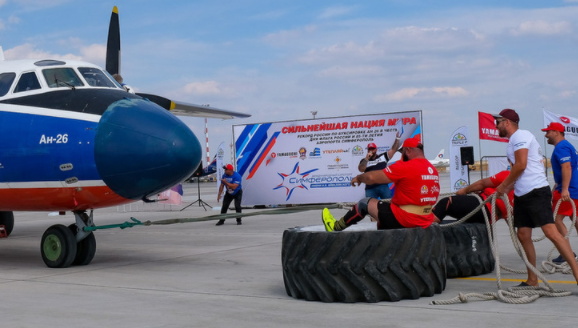 Крымские силачи перетащили 22-тонный Ан-26