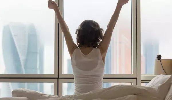 Как проснуться без грусти-по буддисты»/></p>
<p><strong>Буддизм</strong> — это прежде всего путь познания, ведущий к свободе от страданий и печали. Устранение причин горя, к которым мы часто привязываемся, даже не осознавая этого, — суть буддийских практик. </p>
<p>Буддизм провозглашает, что человеческая жизнь в высшей степени драгоценна. Разочарование, которое иногда переполняет нас, означает не то, что жизнь не стоит того, чтобы жить, а то, что мы еще не определили ясно, что может придать ей смысл. Понимание того, что вопрос не в том, имеет ли жизнь смысл, а в том, как каждый из нас может придать ей смысл, как выразился Далай-лама, является самым верным ответом на вопрос <strong>как изгнать страдание из нашей жизни</strong> > И проснуться без грусти. </p>
<p>Понимание того, что наша жизнь в высшей степени ценна, позволяет нам наслаждаться всеми своими физическими и духовными способностями, быть свободными в своих действиях, и если мы воспользуемся этими благоприятными условиями, мы раскроем заложенный в нас потенциал перемен. </p>
<p>Практический совет на пути к этим достижениям духа, который дает <strong>буддизм</strong>, прост для понимания и легко реализуем, если он продуман до высшей степени. Хорошо начать с обычных повседневных дел, которым мы можем придать положительный смысл. </p>
<p>1. Практикуем благодарность каждый день – мелкие и незначительные вещи заслуживают внимания, записывая их в блокнот, в котором благодарим за легкий доступ к парковочному месту или за быстро выполненную работу. И прежде всего для здоровья всех близких; </p>
<p>2. Превращение беспокойства в побуждение к действию – физический труд приносит не только здоровье в чисто физическом смысле, но и удовлетворение для духа; </p>
<p>3. Принятие беспокойства — если тревога мешает нам жить, хорошо поговорить об этом с другими. Решение этой проблемы начинается с ее признания, и это первый шаг <strong>к тому, чтобы не грустить с самого утра</strong>; </p>
<p><img decoding=