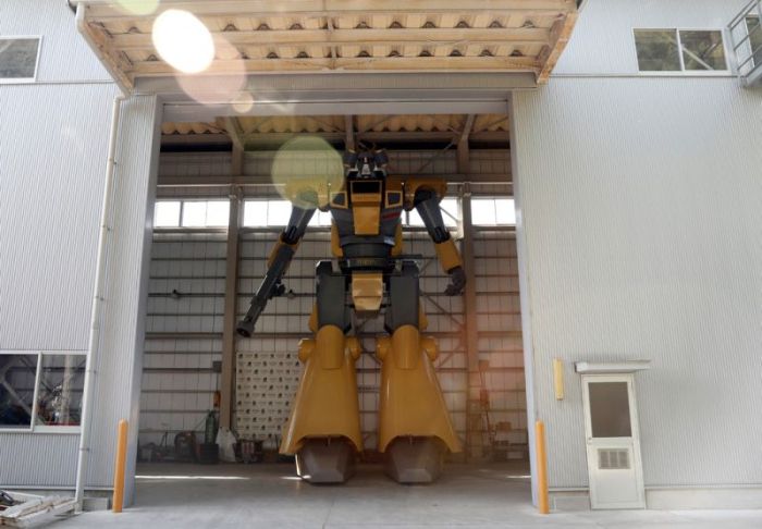 Японец собрал 7-тонного робота с пушкой