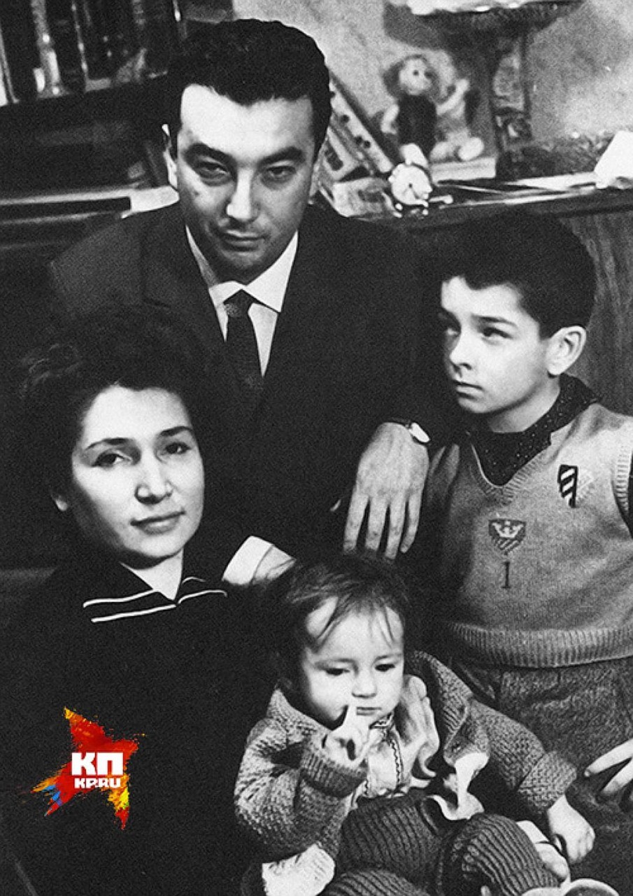 Евгений Примаков с женой Лаурой и детьми Фото: Личный архив
