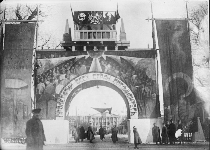 Огромные баннеры в Петрограде в 1919 году. 