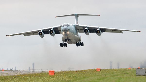 Транспортный самолет ИЛ-76 во время захода на посадку