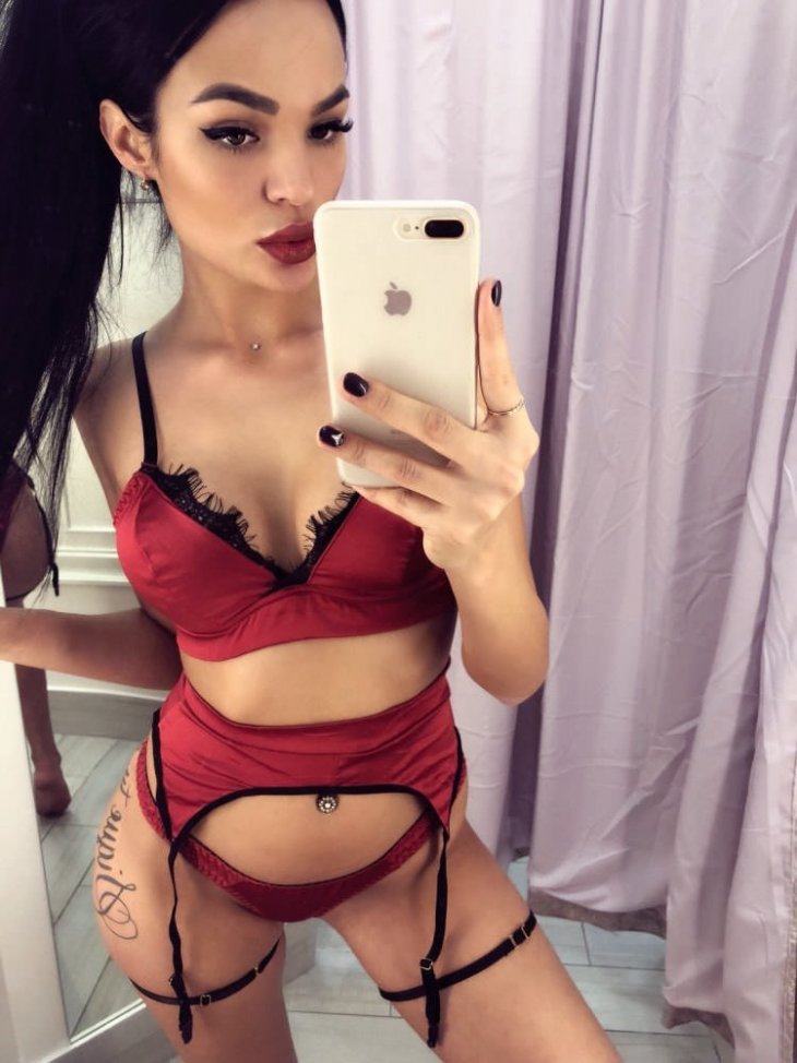 Девушки меряют новое белье Девушки меряют новое белье