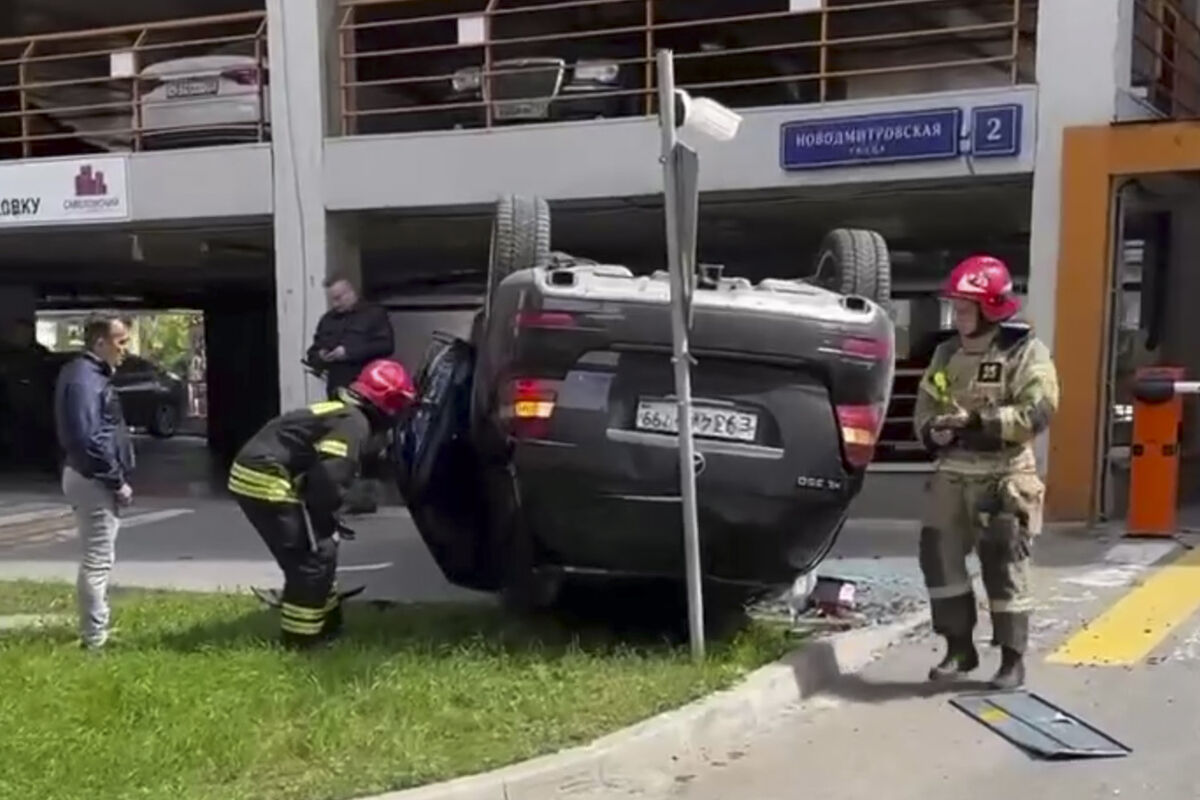 В Москве кроссовер Mercedes-Benz упал с третьего этажа парковки и перевернулся на крышу