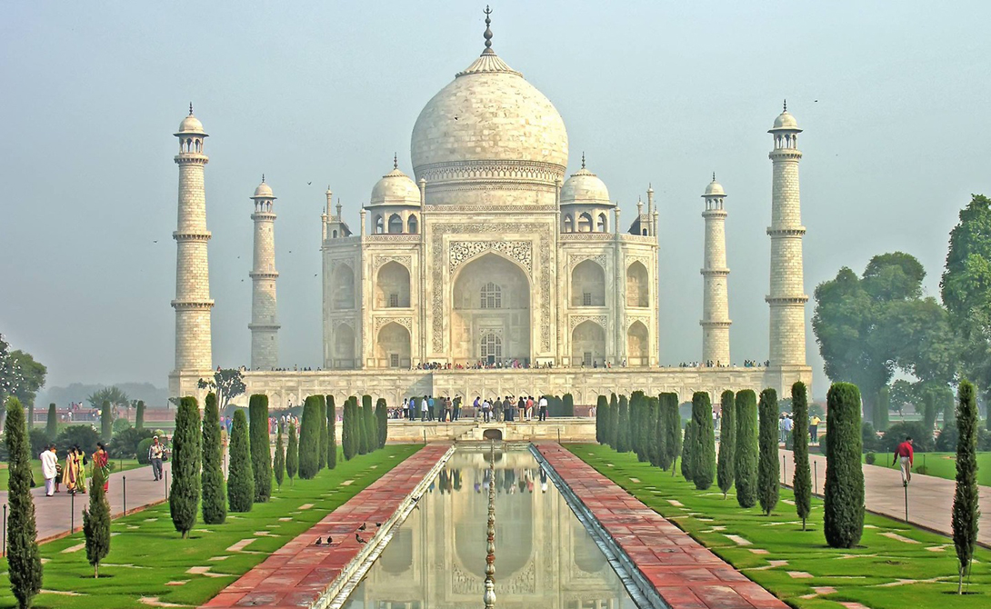 Тадж-Махал Агра, Индия Этот мраморный мавзолей был построен императором Моголов Ша Джахана: безутешный властитель повелел возвести монументальную постройку в память о покойной третьей жене, Мумтаз-Махал. Строительство завершилось в 1632 году.