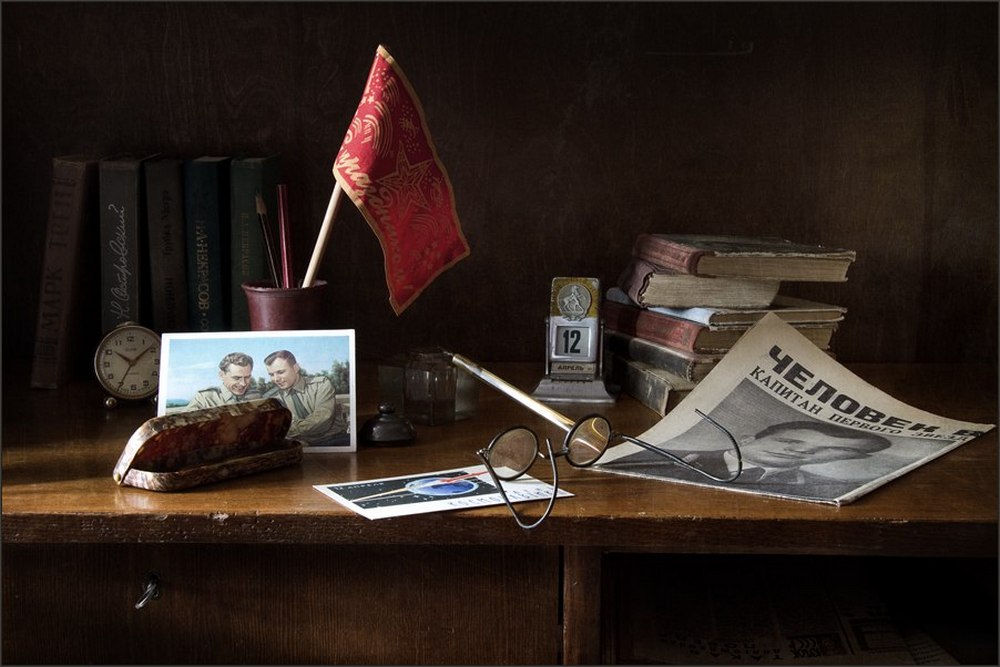 Когда календари были отрывными, гитары – семиструнными,  а стаканы – гранеными... натюрморт