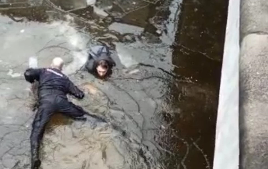 Лейтенант полиции спас тонущего в канале Грибоедова петербуржца