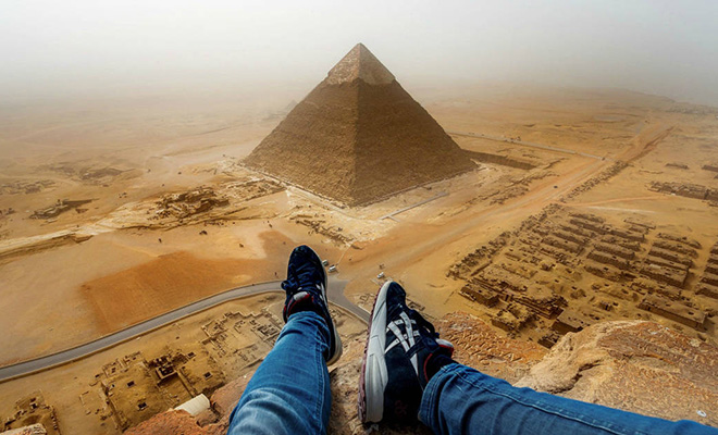 Смельчак включил камеру и забрался на вершину пирамиды Хеопса. Видео