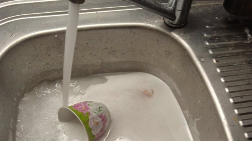 Анимация растворение порошка аспирина в воде. Шипучие таблетки в воде. Для чего пьют воду с аспирином в жару. Что нужно сделать чтобы вода шипела и выливалась с пеной. Растворение соды.