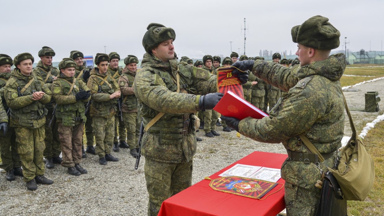 Около 300 должностей политработников введено в армии России