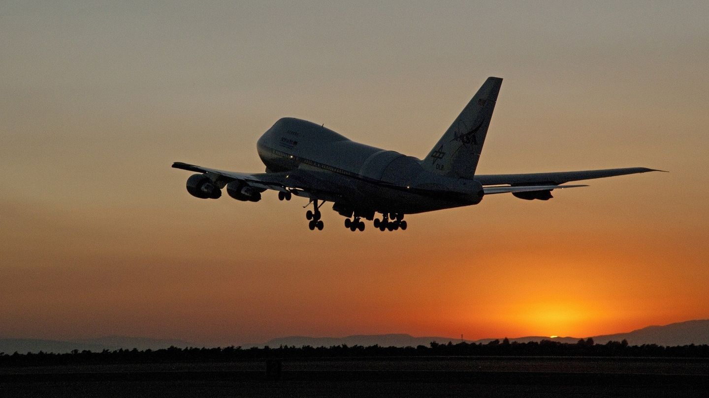 Количество погибших при крушении пассажирского самолета в Танзании возросло до 19