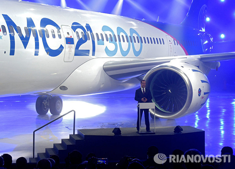 Председатель правительства РФ Дмитрий Медведев выступает на церемонии выкатки магистрального самолета МС-21-300 на Иркутском авиационном заводе корпорации Иркут. 8 июня 2016