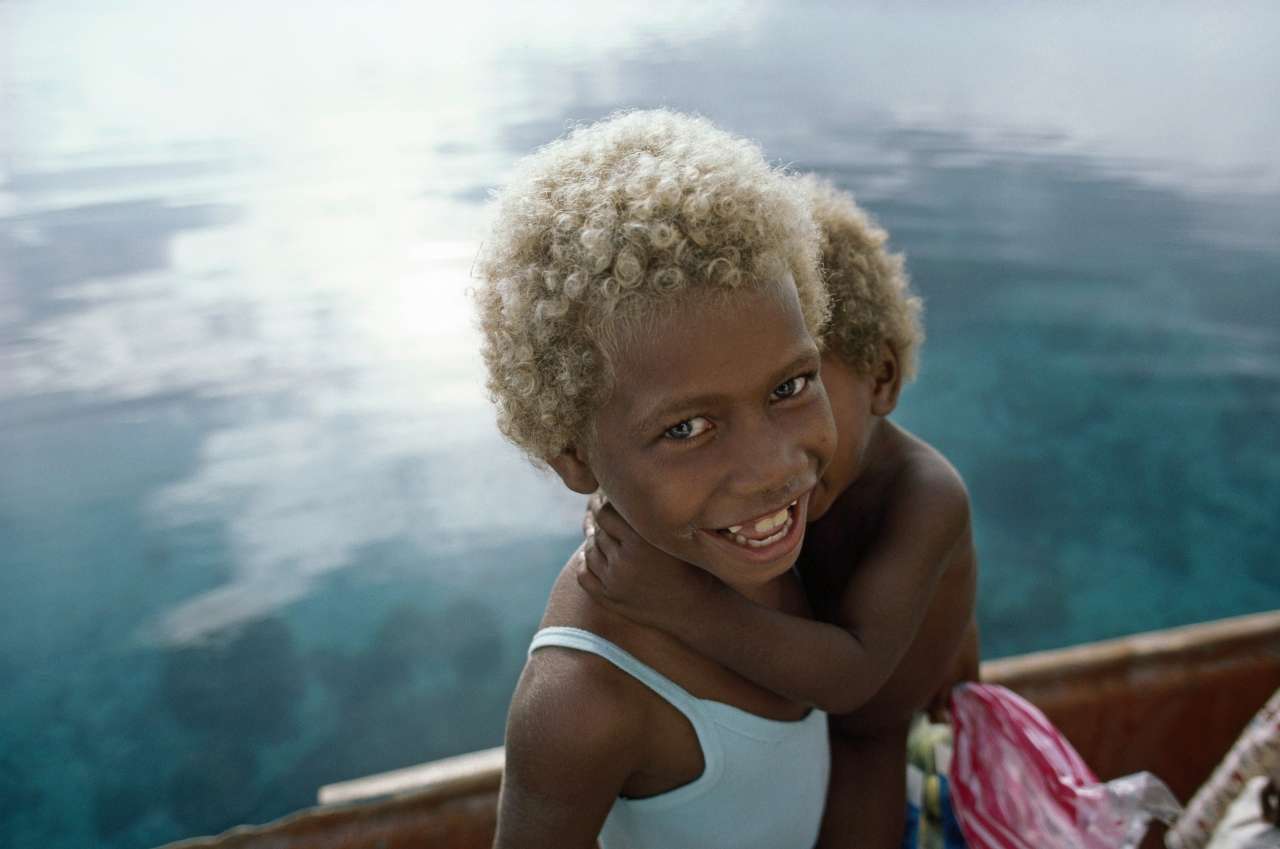 Страна чернокожих. Меланезийцы с Соломоновых островов. Меланезийская раса австралоидная. Жители Соломоновых островов блондины. Меланезийцы Соломоновых островов блондинки.
