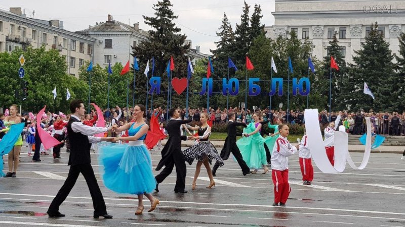 Парад, посвященный Победе в Великой Отечественной войне, прошел в Луганске