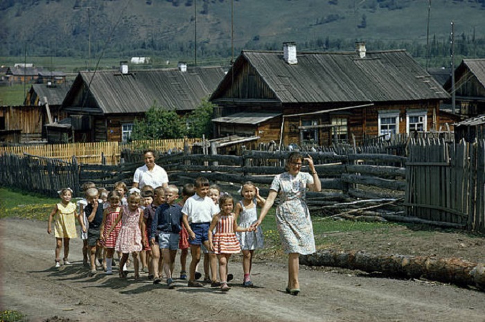 Фотограф побывал во всех 15 советских республиках, чтобы запечатлеть культуру и быт народов СССР.