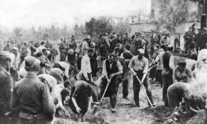 Евреи копают могилы. Тернопольская область.