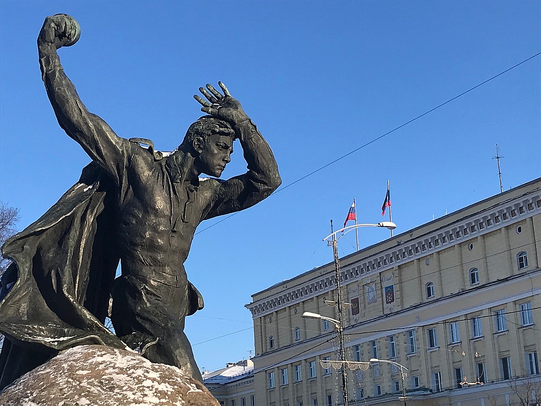 А они. Памятник Бредову в Мурманске. Памятник Бредову в Мурманске рисунок карандашом. Где стоят памятник Бредова. Александр бредов ММСИ.