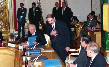 На фото: президент Белоруссии А. Лукашенко (в центре) принимает поздравления в связи с избранием его президентом республики. Президент Грузии Э. Шеварднадзе - слева. 1994 год