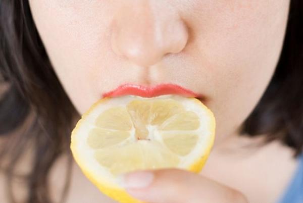 Используем лимон для отбеливания зубов