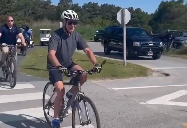 «Дайте дедушке трехколесный»: Джо Байдена высмеяли после падения с велосипеда 