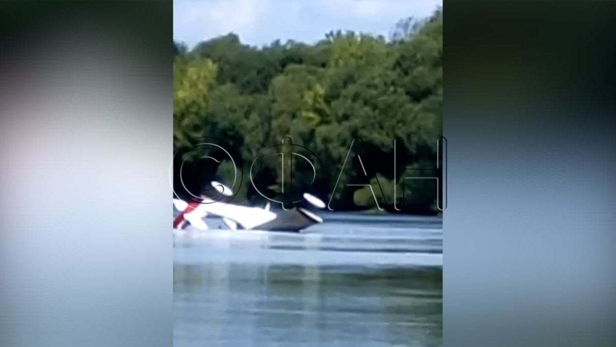 Падение самолета в воду. Самолет упал в воду. Самолёт упал в Москву реку. ЧП С самолёта амфибии Калининград. Упала амфибия п.Труша в карьер.