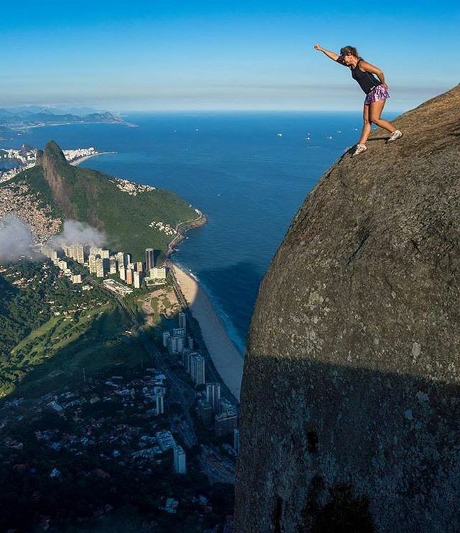 Фото бесстрашных туристов на скале Педра-да-Гавеа в Бразилии (6 фото)