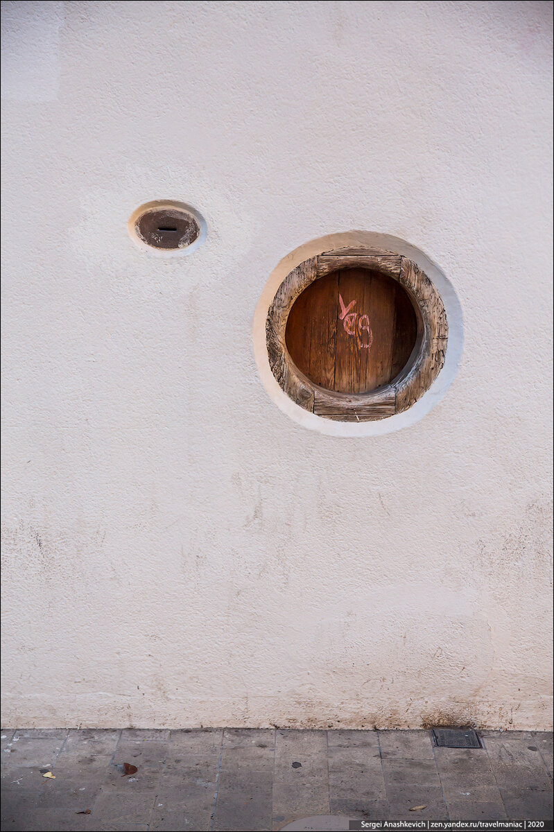 Леденящие душу подробности про странную дырку в стене детского приюта в Барселоне  интересное,история,монастыри,общество