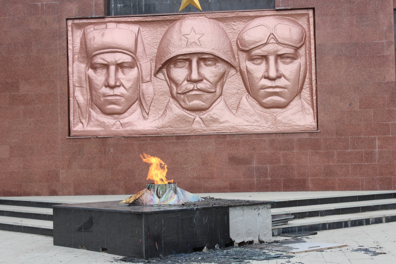 Южноуральск победы. Вечный огонь Южноуральск мемориал. Вечный огонь город Южноуральск. Памятник вечного огня в городе Троицке Челябинской области. Южноуральск старый вечный огонь.